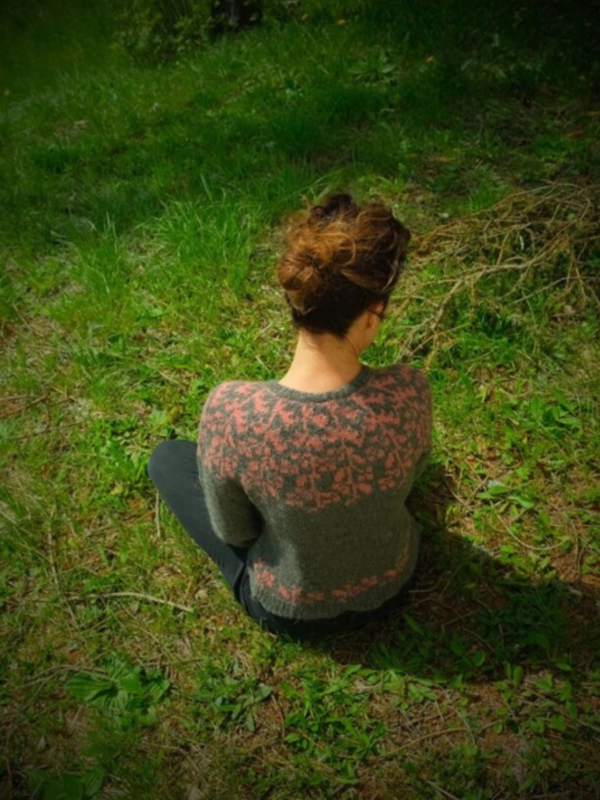 Between petals pullover de Teti Lutsak