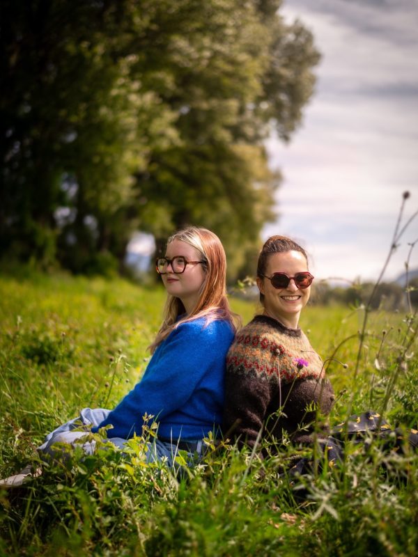 Gauche : No Frills de Petite Knit, droite : Riddari de Védís Jónsdóttir