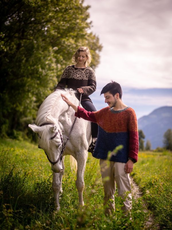 Gauche : Merla de Bergrós Kjartansdóttir, droite : Fletir, modèle tiré du catalogue Lopi 38 d’Istex